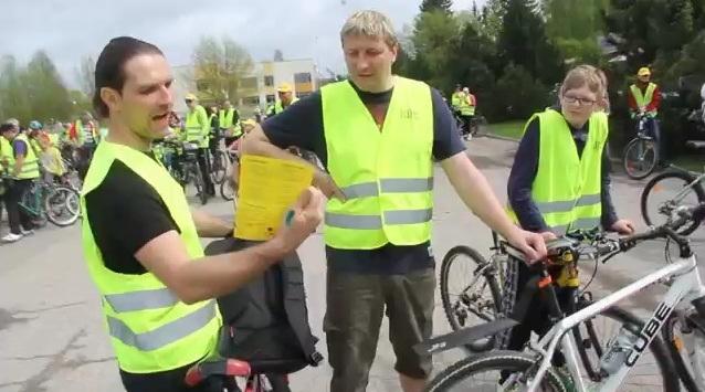 VIDEO: Ozolnieku velotūres dalībnieki startē ar himnu 