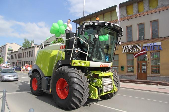 Vairākas partijas aktīvi izmanto Jelgavas pilsētas svētku gājienu
