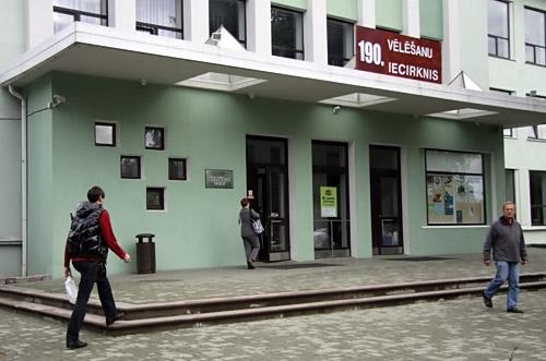 Jelgavā pirmajā stundā nobalsojuši 464 vēlētāji; iedzīvotāji nezina savus iecirkņus