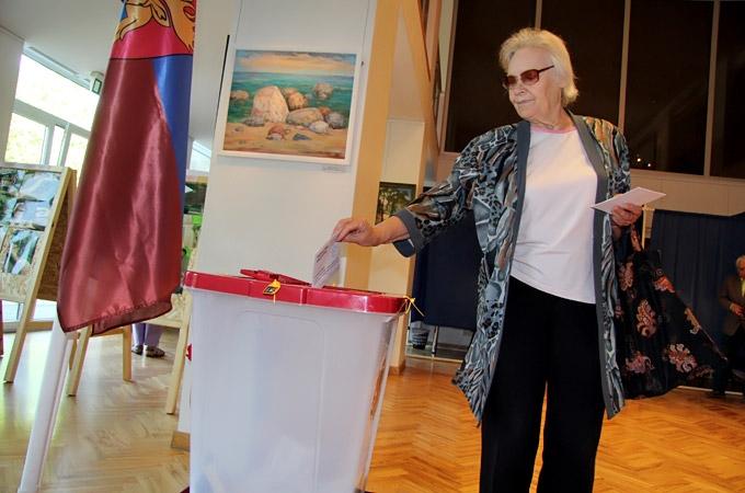 FOTO: Vēlētāji izdara izvēli vēlēšanās