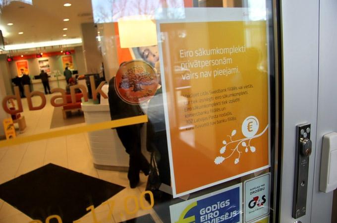 Lielāko banku filiālēs Jelgavā beigušies eiro sākumkomplekti; dažās bankās būs pievedums