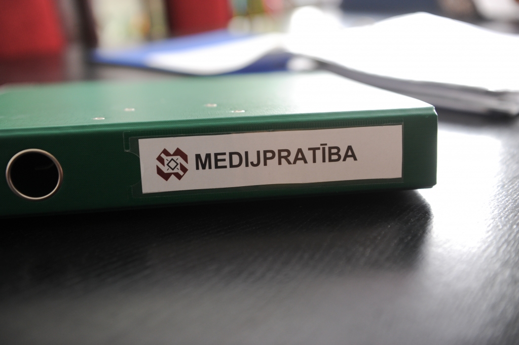 “Tā ir viņu dzīve, viņiem tas ir interesanti” – Jelgavas Spīdolas Valsts ģimnāzijā skolēni apgūst medijpratību